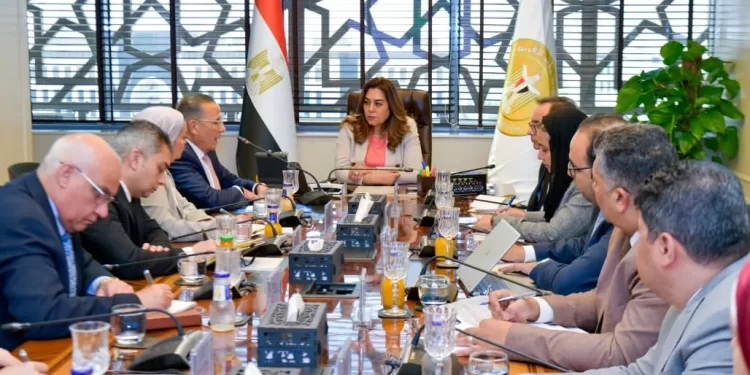 د. منال عوض تبحث فرص الاستثمار المستدام بمدينة شرم الشيخ مع رئيس الاتحاد المصري للغرف السياحية 1 - جريدة الجمهورية د. منال عوض تبحث فرص الاستثمار المستدام بمدينة شرم الشيخ مع رئيس الاتحاد المصري للغرف السياحية