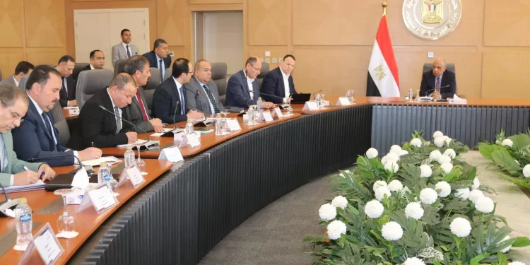 خلال اجتماعه برؤساء شركات الكهرباء.. «عصمت» يوجه برفع درجة الاستعداد لمجابهة ارتفاع الأحمال خلال فصل الصيف 1 - جريدة الجمهورية خلال اجتماعه برؤساء شركات الكهرباء.. «عصمت» يوجه برفع درجة الاستعداد لمجابهة ارتفاع الأحمال خلال فصل الصيف