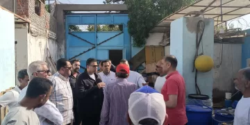 نائب محافظ السويس يقود حملة تضبط مصنع كيماويات خطرة وتقرر غلقه