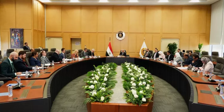 وزير الاستثمار يبحث مع وفد أمريكي تعزيز الشراكة التجارية وتوسيع التعاون الاقتصادي