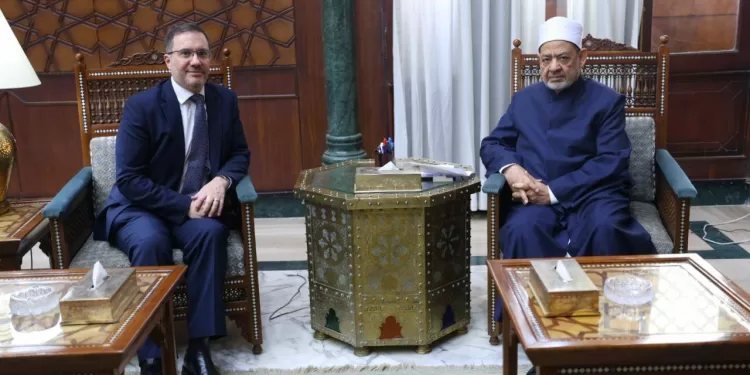 خلال لقاء السفير البريطاني.. شيخ الأزهر: الحوار بين الشعوب هو السبيل لمواجهة التطرف والكراهية