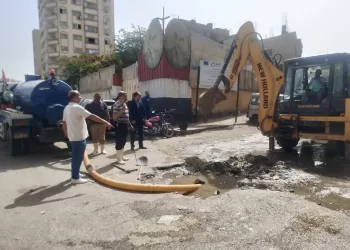حي العجوزة يواصل رفع كفاءة الخدمات وإصلاح كسر ماسورة مياه بشارع المشروع