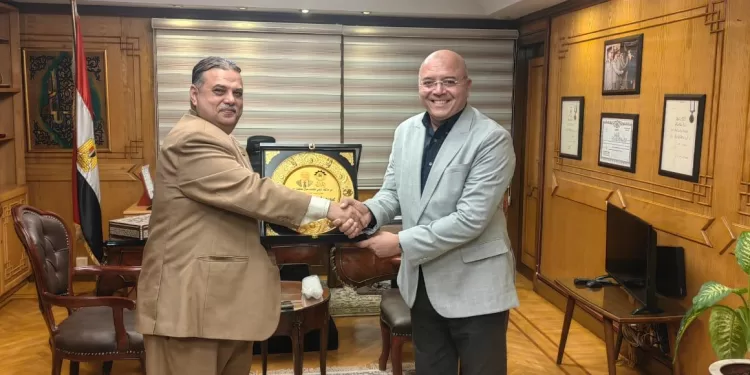 رئيس نقابة «النقل العام» يهدي «درع التميز والجودة» لرئيس الهيئة