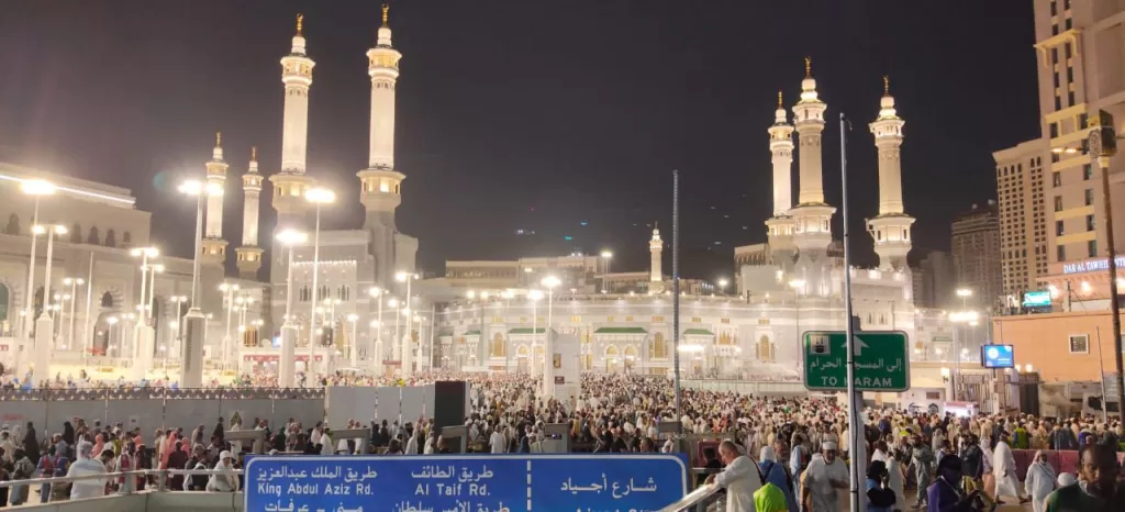 بدء تفويج حجاج السياحة من المدينة إلى مكة استعدادًا لأداء المناسك 5 - جريدة الجمهورية WhatsApp Image 2026 05 20 at 6.07.20 PM 1 - جريدة الجمهورية