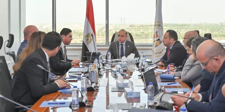 وزير الاستثمار والتجارة الخارجية يبحث مع «لورانس ميسيك» فرص إقامة مشروعات استثمارية في قطاعي الدواء والذهب