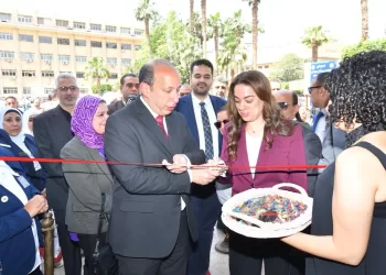 عميد طب قصر العيني بجامعة القاهرة يفتتح المعرض الخيري الثاني عشر لمستشفى المنيل قبلي