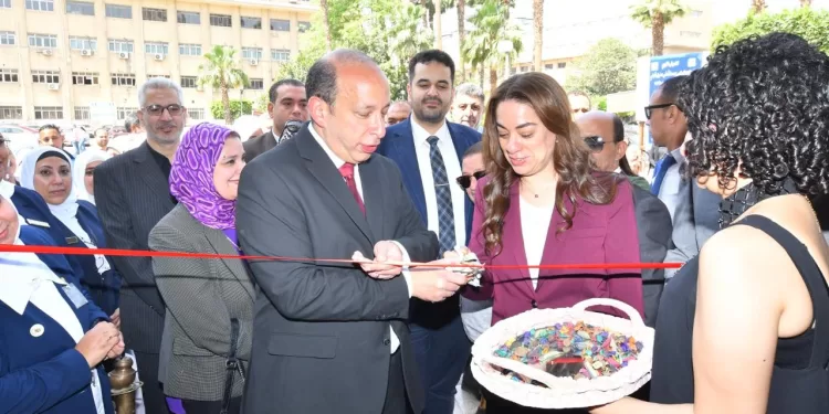 عميد طب قصر العيني بجامعة القاهرة يفتتح المعرض الخيري الثاني عشر لمستشفى المنيل قبلي