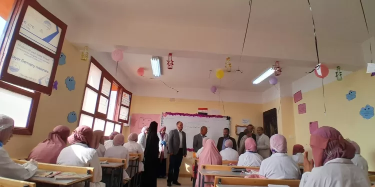 رئيس مدينة الواحات البحرية: التعليم قاطرة التقدم ونسابق الزمن لتنفيذ رؤية الدولة