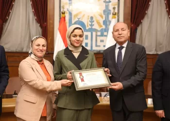 لحصولها على المركز الثالث عالميًا بمعرض العلوم والهندسة.. محافظ القاهرة يكرم طالبة بالثانوي