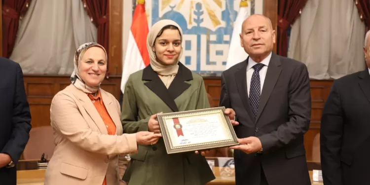 لحصولها على المركز الثالث عالميًا بمعرض العلوم والهندسة.. محافظ القاهرة يكرم طالبة بالثانوي