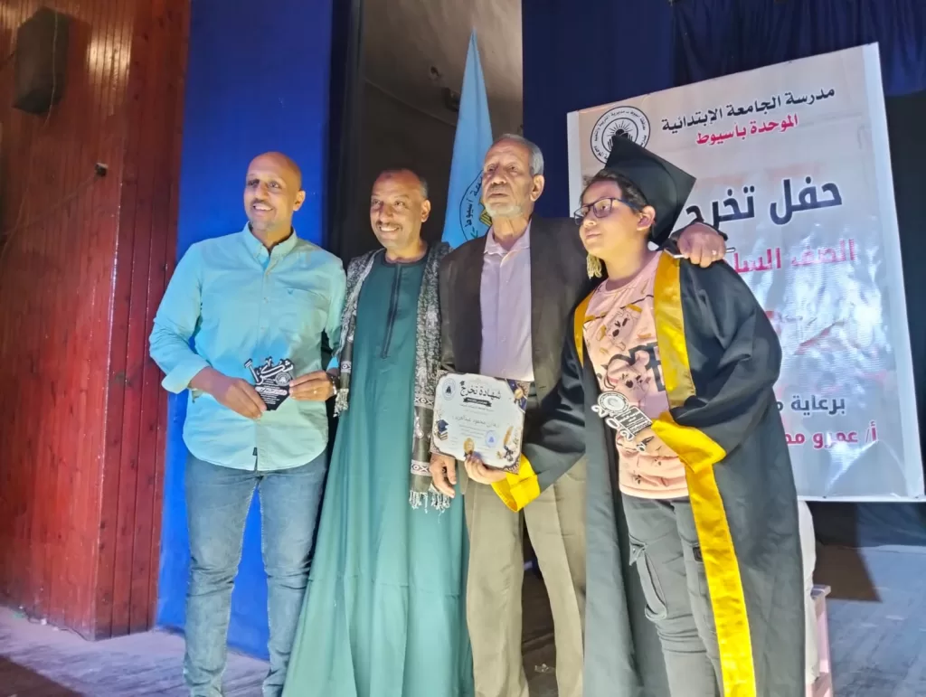 بالجلباب البلدي.. مدير مدرسة الجامعة الابتدائية بأسيوط يُكرّم المتفوقين.. ويوجه رسالة للأجيال بالتمسك بالأصالة 2 - جريدة الجمهورية WhatsApp Image 2026 05 25 at 11.18.44 AM 3 - جريدة الجمهورية