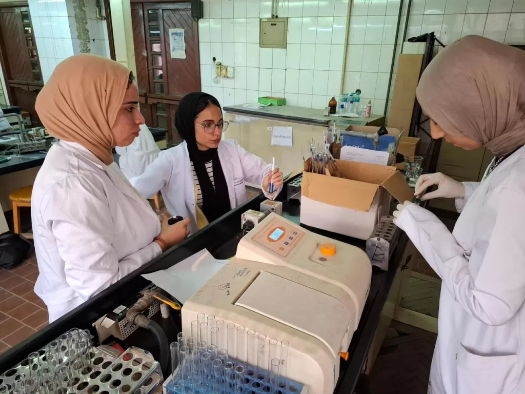 طلاب كليات القطاع الصحي بجامعة القاهرة الأهلية يؤدون الامتحانات العملية في أجواء من الانضباط والتنظيم 7 - جريدة الجمهورية WhatsApp Image 2026 05 25 at 2.15.03 PM - جريدة الجمهورية