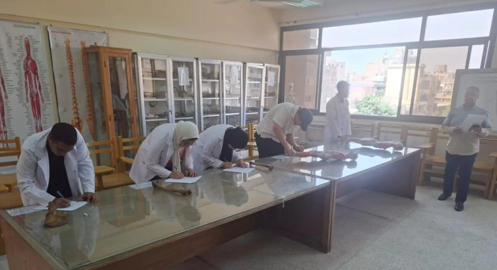 طلاب كليات القطاع الصحي بجامعة القاهرة الأهلية يؤدون الامتحانات العملية في أجواء من الانضباط والتنظيم 24 - جريدة الجمهورية WhatsApp Image 2026 05 25 at 2.15.19 PM 4 - جريدة الجمهورية