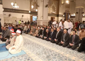 وسط جموع المصلين.. محافظ الشرقية يؤدي صلاة عيد الأضحى بمسجد الفتح بالزقازيق