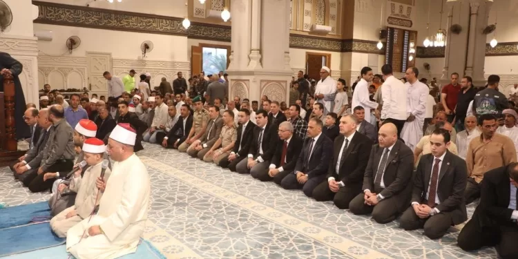 وسط جموع المصلين.. محافظ الشرقية يؤدي صلاة عيد الأضحى بمسجد الفتح بالزقازيق