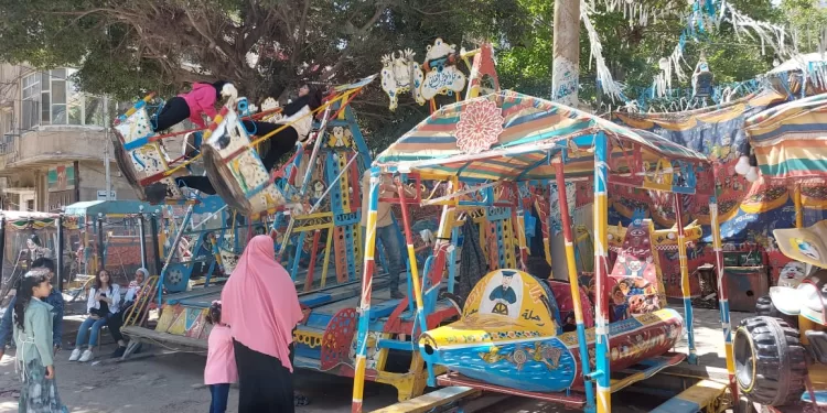عيد الأضحى فرحة في الإسكندرية.. والبحر يضحك لأبناء الثغر وضيوفها