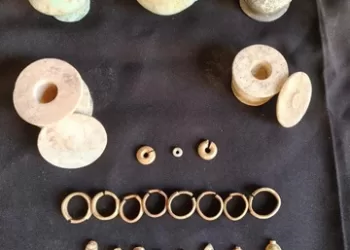 لأول مرة بالمطرية.. اكتشاف خبيئة أثرية فريدة تضم أثاثًا جنائيًا متكاملاً وأقراطًا ذهبية