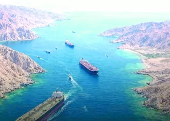 إسرائيل تستعد للحرب .. أمريكا تشدد الحصار .. إيران تهدد بـ «هرمز»