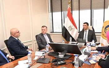 وزير الصناعة يبحث مع وفد بنك أبوظبي الأول- مصر سبل تمويل المشروعات الصناعية