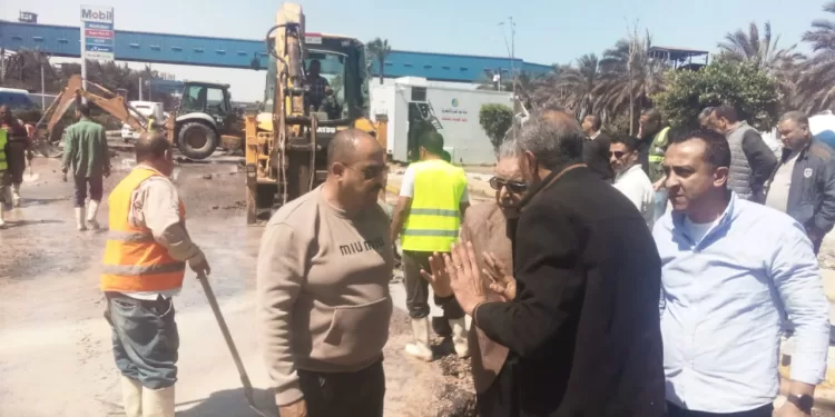 جهود مكثفة لإصلاح كسر مفاجئ بخط المياه الرئيسي لمنطقتي الدخيلة والعجمي