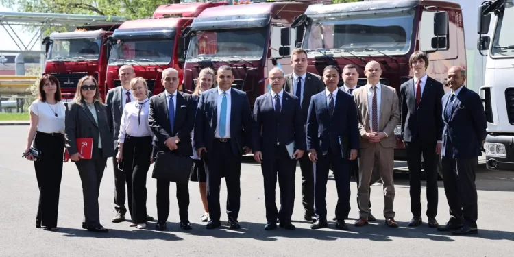 وزير الاستثمار والتجارة الخارجية يتفقد 3 مصانع كبرى في بيلاروسيا لبحث توطين صناعات الجرارات والشاحنات والألبان