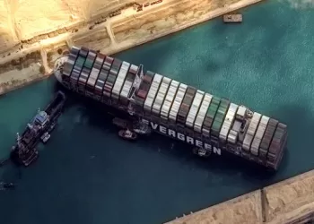 ناقلة إيفر غيفن الجانحة في قناة السويس