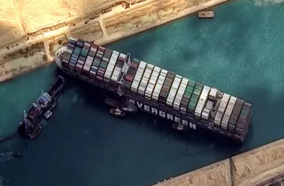 ناقلة إيفر غيفن الجانحة في قناة السويس