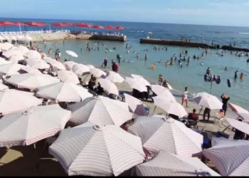 الحر يدفع المواطنين للإقبال على الشواطئ في الإسكندرية