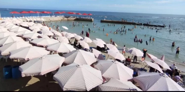 الحر يدفع المواطنين للإقبال على الشواطئ في الإسكندرية 1 - جريدة الجمهورية الحر يدفع المواطنين للإقبال على الشواطئ في الإسكندرية