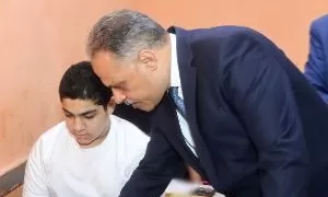 محافظ الشرقية يتفقد امتحانات الشهادة الإعدادية بـ «الحسينية» ويحاور الطلاب