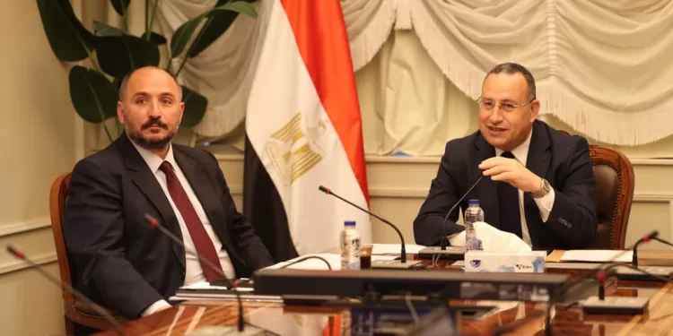 وزير التعليم العالي يعقد اجتماعًا لتكثيف إطلاق القوافل المتكاملة داخل مصر وخارجها