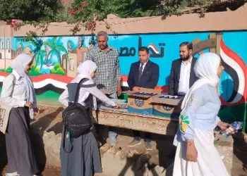 بالشوكولاتة والورود.. تعليم الفيوم يستقبل طلاب الشهادة الإعدادية في أول أيام الامتحانات