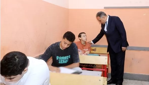 محافظ الشرقية يتفقد امتحانات الشهادة الإعدادية بـ «الحسينية» ويحاور الطلاب 3 - جريدة الجمهورية 2 19 - جريدة الجمهورية