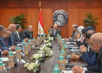 وزير الاستثمار يبحث مع وزارة الزراعة وهيئة الدواء زيادة صادرات مصر من المنتجات البيطرية وإضافات الأعلاف