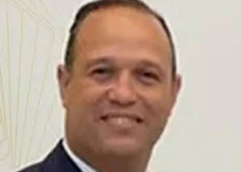 شريف عبد الحميد يقدم التهنئة للسفير أحمد سلامة الهمشري بتعيينه سفيرًا لدى كييف