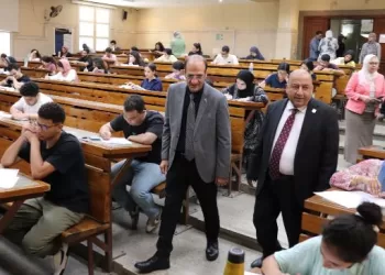 نواب رئيس جامعة القاهرة يتفقدون لجان الامتحانات بـ ١٥ كلية لمتابعة الانضباط وتكافؤ الفرص 9 - جريدة الجمهورية نواب رئيس جامعة القاهرة يتفقدون لجان الامتحانات بـ ١٥ كلية لمتابعة الانضباط وتكافؤ الفرص