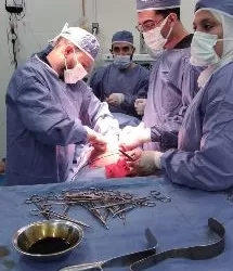 في جراحة استمرت 3 ساعات.. فريق طبي بمستشفى شربين ينقذ شاباً من نزيف وإصابات حادة