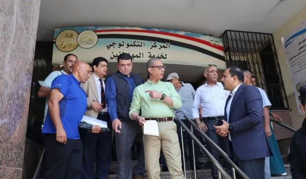 محافظ الجيزة يتفقد المركز التكنولوجي بحي العجوزة لمتابعة سير العمل وتيسير الخدمات 7 - جريدة الجمهورية 7 26 - جريدة الجمهورية