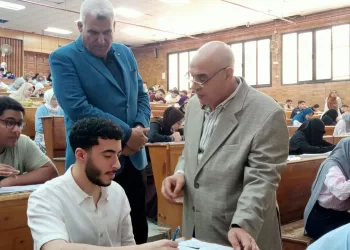 من الكنترولات للجان.. نائب رئيس جامعة دمنهور يتابع انتظام امتحانات الفصل الثاني بكليات الطب البيطري والعلوم والتمريض