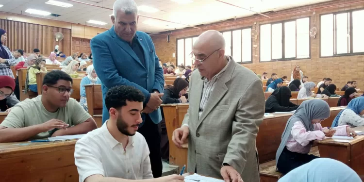 من الكنترولات للجان.. نائب رئيس جامعة دمنهور يتابع انتظام امتحانات الفصل الثاني بكليات الطب البيطري والعلوم والتمريض