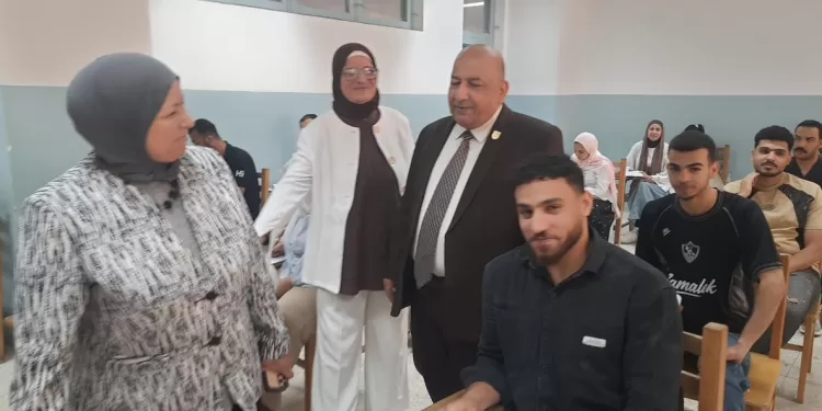 نائب رئيس جامعة القاهرة يجري جولة تفقدية على لجان الامتحانات بعدد من الكليات