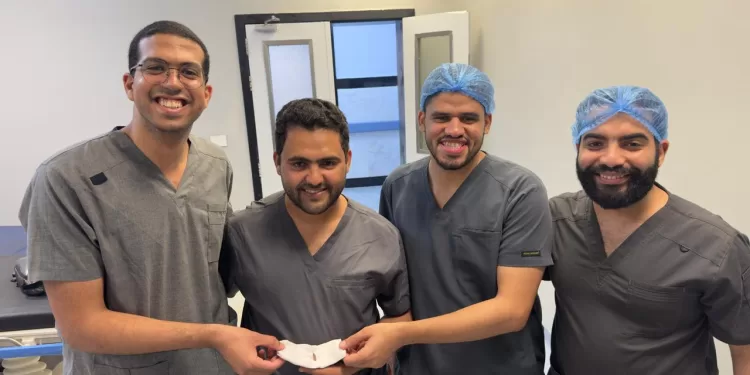 نجاح فريق طبي متكامل في إنقاذ حياة رضيعة بتدخل جراحي لإخراج حبة «لب سوري»