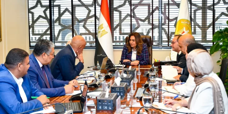 د. منال عوض: سرعة استكمال برنامج تتبع أسماك القرش بالبحر الأحمر.. ودعم تركيب الشمندورات بجنوب سيناء