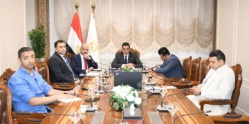 وزير الشباب والرياضة يبحث مع «دافينج» الصينية توطين الصناعات الرياضية في مصر
