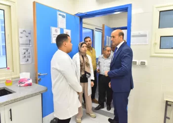 محافظ أسيوط يفاجئ وحدة طب الأسرة بقرية المعصرة لمتابعة مستوى الخدمات الصحية المقدمة للمواطنين
