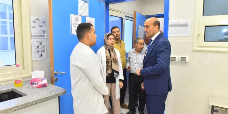 محافظ أسيوط يفاجئ وحدة طب الأسرة بقرية المعصرة لمتابعة مستوى الخدمات الصحية المقدمة للمواطنين 1 - جريدة الجمهورية محافظ أسيوط يفاجئ وحدة طب الأسرة بقرية المعصرة لمتابعة مستوى الخدمات الصحية المقدمة للمواطنين