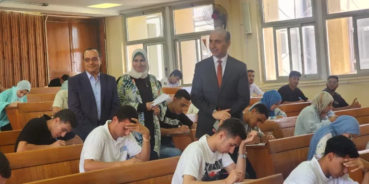 رئيس جامعة دمنهور الأهلية يشدد على سرعة التصحيح ودقة إعلان النتائج