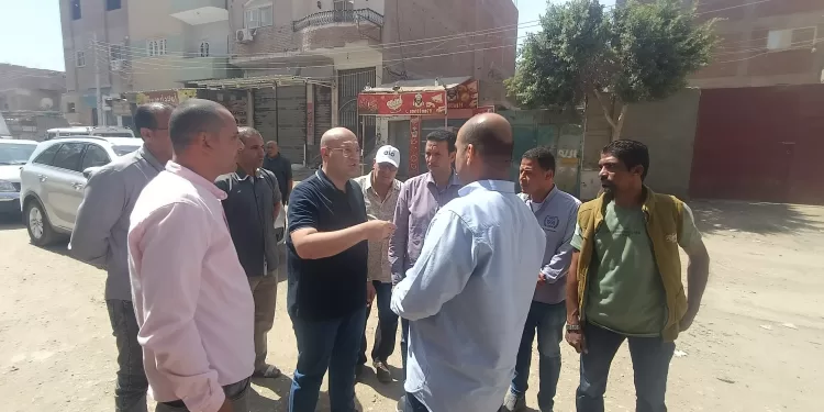 نائب محافظ الجيزة يتفقد منظومة النظافة.. ويوجه برفع الإشغالات في البدرشين