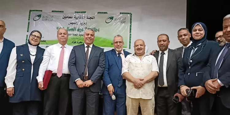 نقابة مراكز الحركة البريدية برمسيس تمنح 30 عاملًا «درع العامل المثالي»