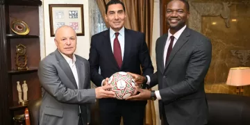 وزير الرياضة يشيد بتطور الكرة الأفريقية خلال لقائه الأمين العام لـ”كاف”